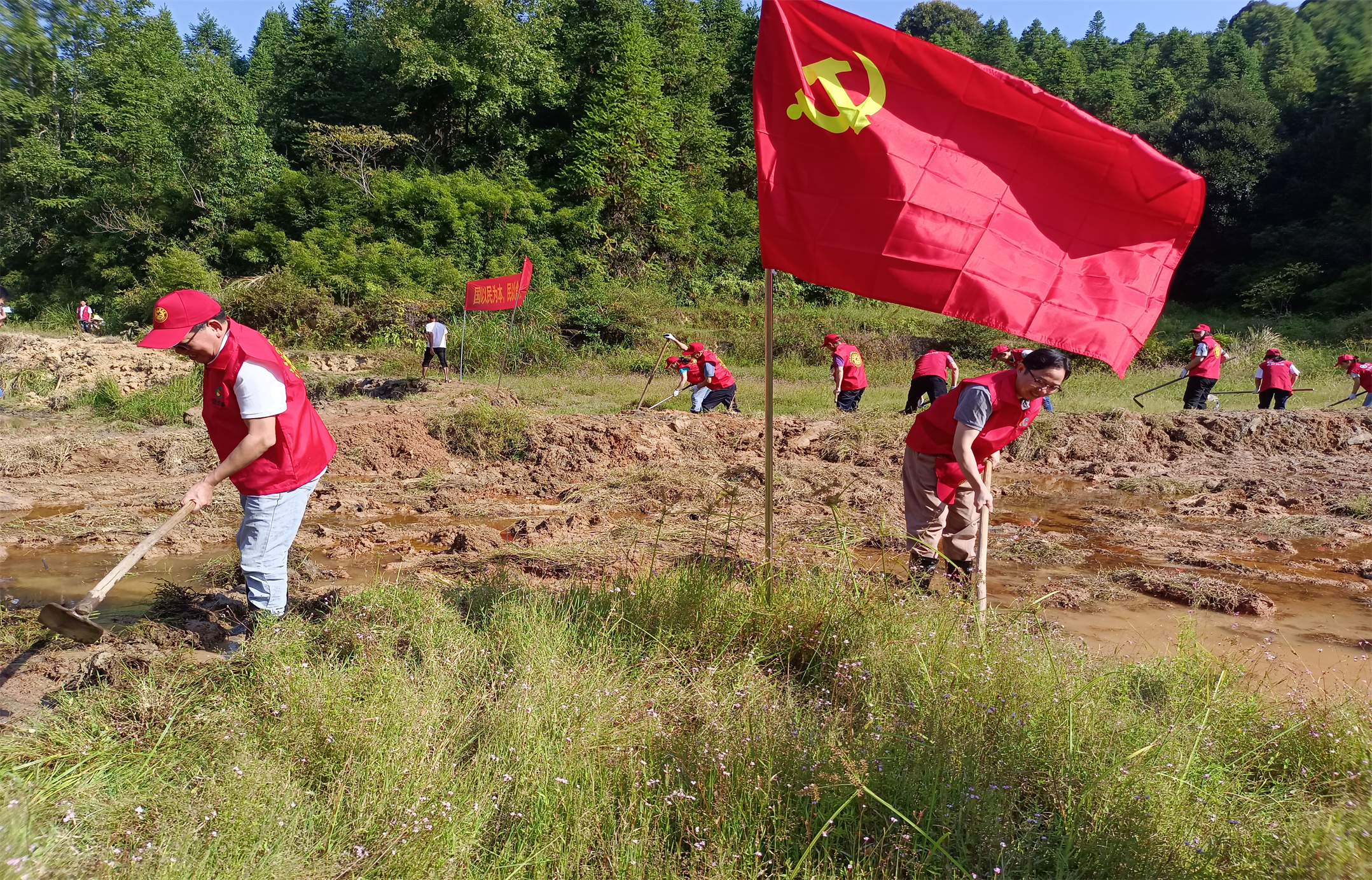 党员志愿者在“我在乡间有亩田”活动现场，开垦抛荒耕地.jpg